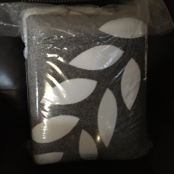 🔥Last One! VS PINK Sherpa Blanket PRICE FIRM🐶 - Picture 3 of 4